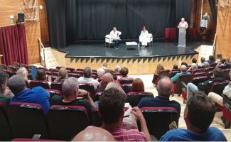 Julián Quirós presentó su libro, El último brindis, en Guareña
